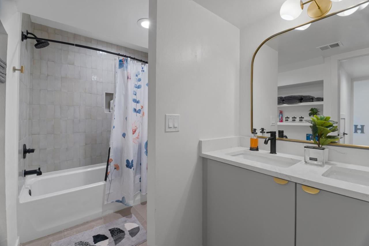 Stylish Phoenix Townhome - Foosball Table, Laundry, Parking! Exteriör bild